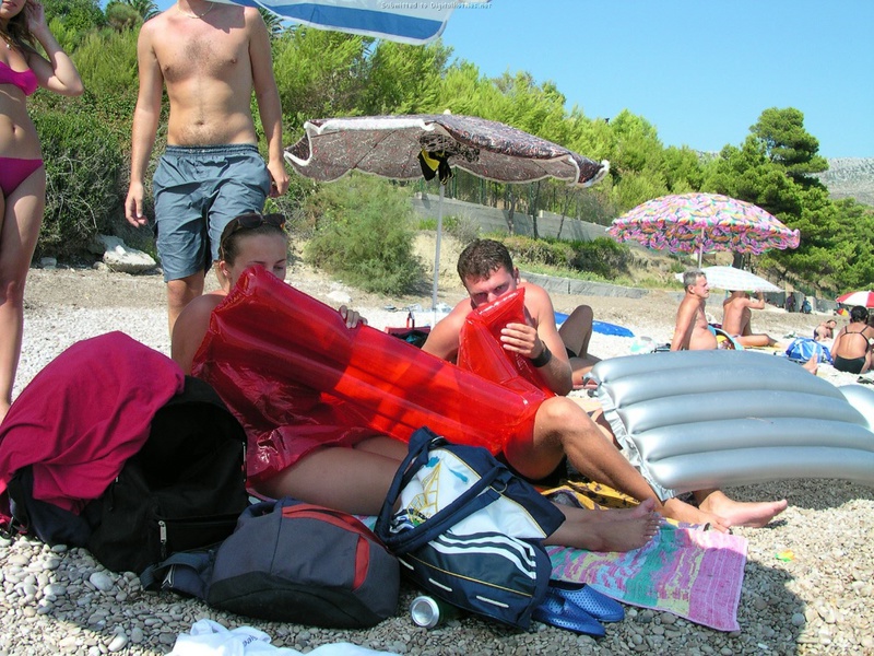 Грудастая шалашовка купается голышом на диком пляже 5 фотография