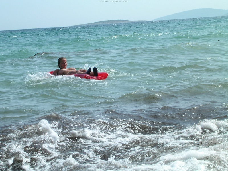 Грудастая шалашовка купается голышом на диком пляже 28 фотография