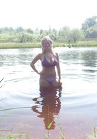 Сучка хочет ополоснуть в озере большие дойки 9 фотография