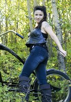 Пошлая Берта приехала на велосипеде в лес 14 фото