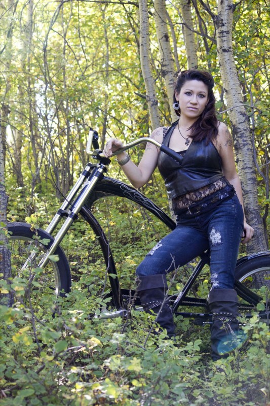 Пошлая Берта приехала на велосипеде в лес 8 фотография