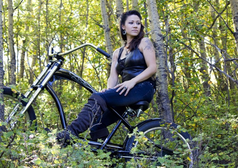 Пошлая Берта приехала на велосипеде в лес 6 фотография