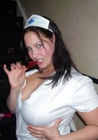 Толстушка в костюме медсестры развратничает в квартире 3 фотография