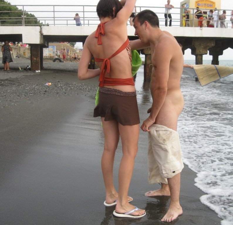 Жена любит загорать на пляже голенькой 1 фотография
