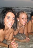 Три подружки сняли лифчике возле моря 2 фотография