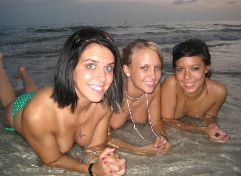 Три подружки сняли лифчике возле моря 2 фотография