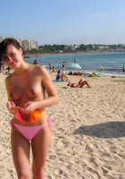 Лиза отдыхает на пляже лишь в розовых стрингах 5 фотография