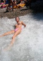 Лиза отдыхает на пляже лишь в розовых стрингах 17 фотография