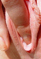 Биска крупным планом показывает свою розовую вагину 8 фото