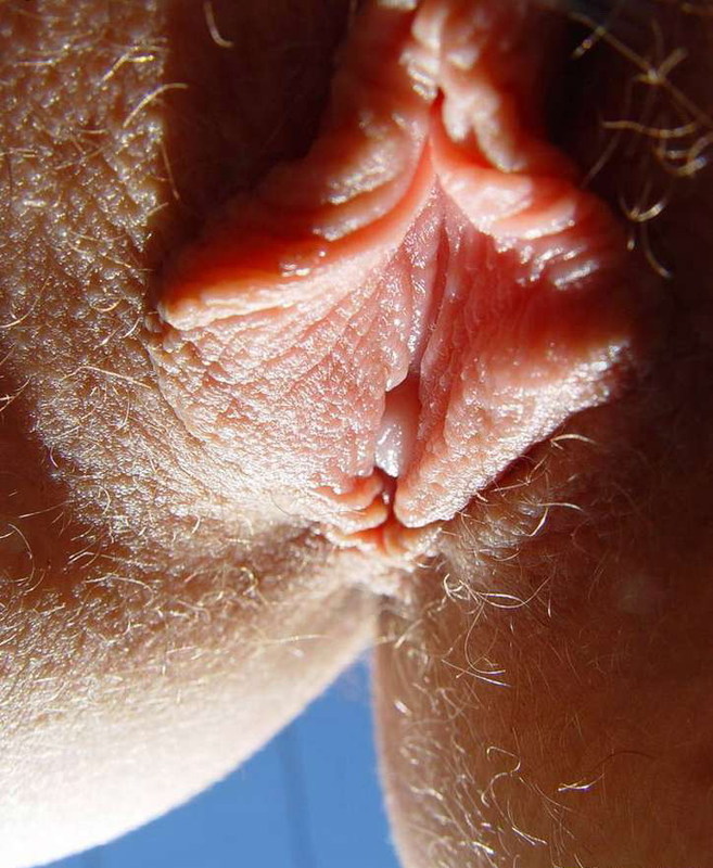 Биска крупным планом показывает свою розовую вагину 15 фотография