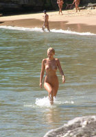 Блондинка с хорошими сиськами проводит день у воды 14 фото