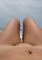 Отдыхая на пляже молодуха светит пирсингом в сосках 10 фотография