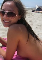 Отдыхая на пляже молодуха светит пирсингом в сосках 3 фотография