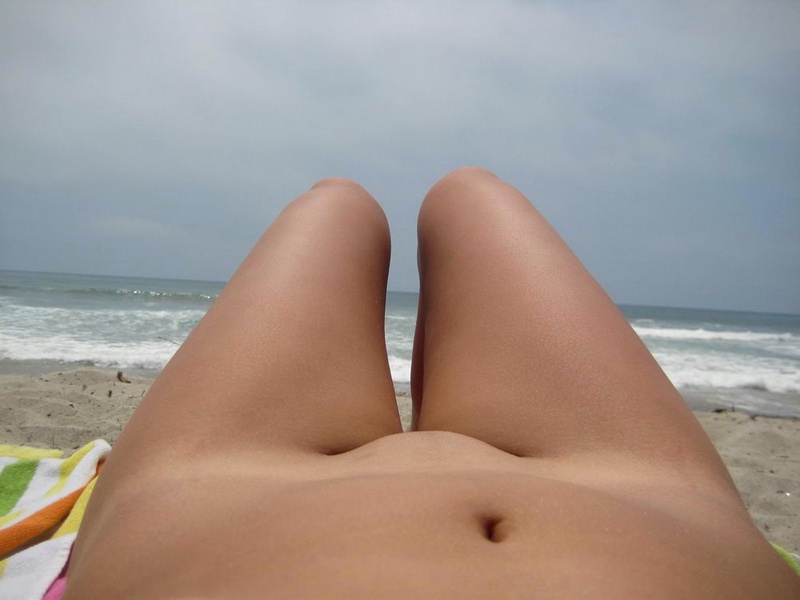 Отдыхая на пляже молодуха светит пирсингом в сосках 10 фотография
