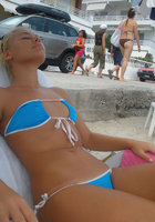 Блондиночка отдыхает на пляже в синем купальнике 3 фотография