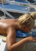 Блондиночка отдыхает на пляже в синем купальнике 6 фото