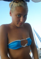 Блондиночка отдыхает на пляже в синем купальнике 2 фотография