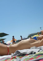 Блондиночка отдыхает на пляже в синем купальнике 8 фотография