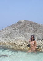 Сексуальна брюнетка голая отдыхает на берегу моря 3 фото
