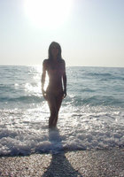 Сексуальна брюнетка голая отдыхает на берегу моря 10 фото