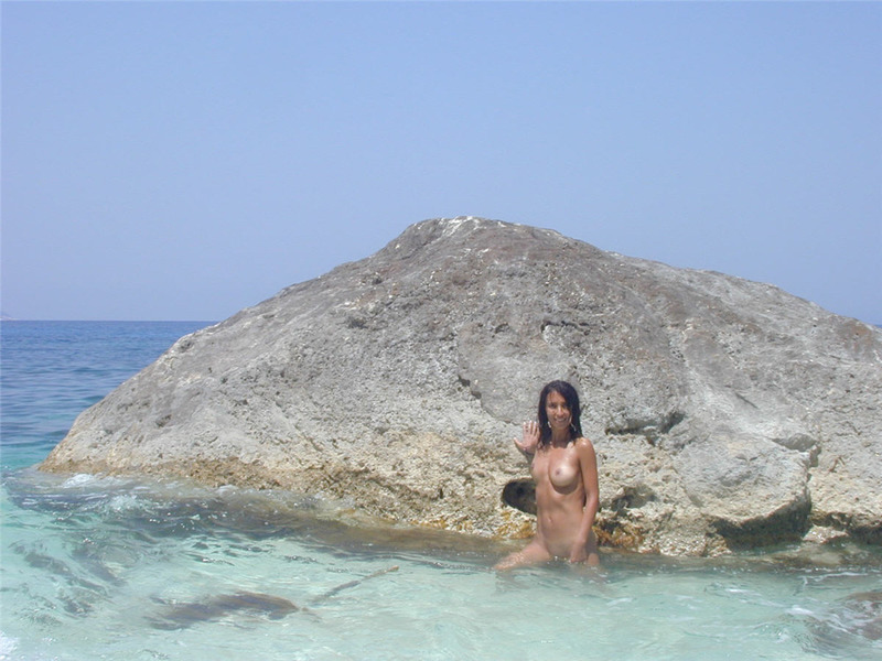 Сексуальна брюнетка голая отдыхает на берегу моря 3 фотография