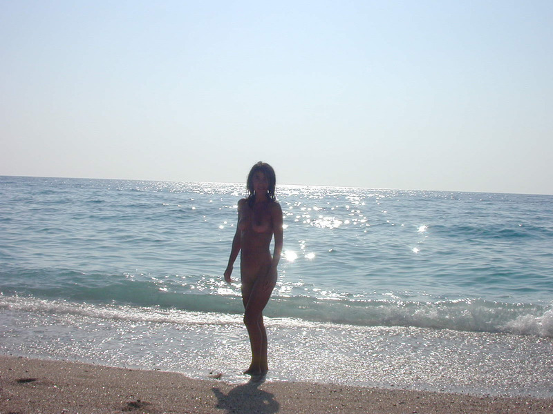 Сексуальна брюнетка голая отдыхает на берегу моря 7 фотография