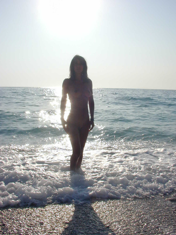 Сексуальна брюнетка голая отдыхает на берегу моря 10 фотография