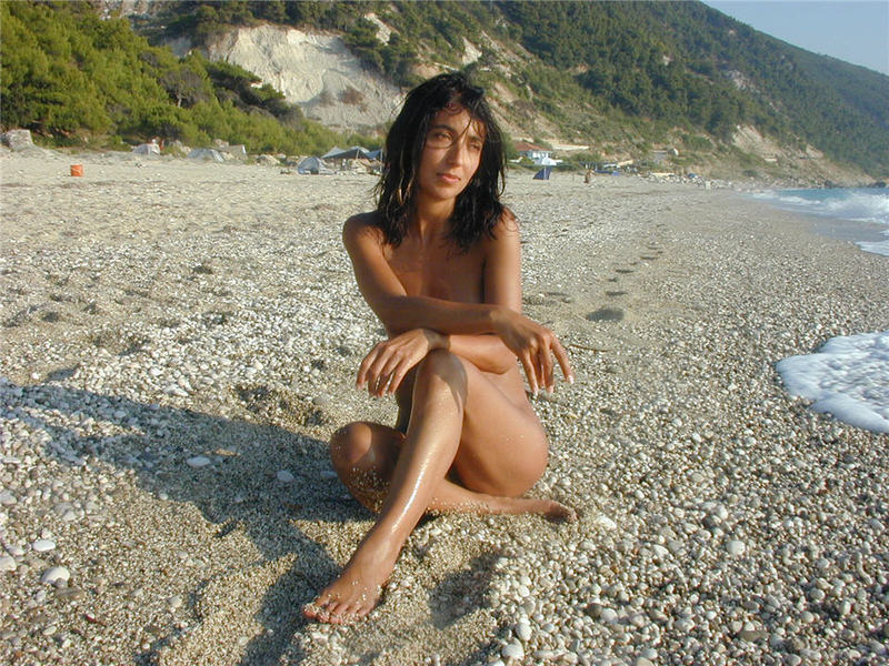 Сексуальна брюнетка голая отдыхает на берегу моря 11 фотография
