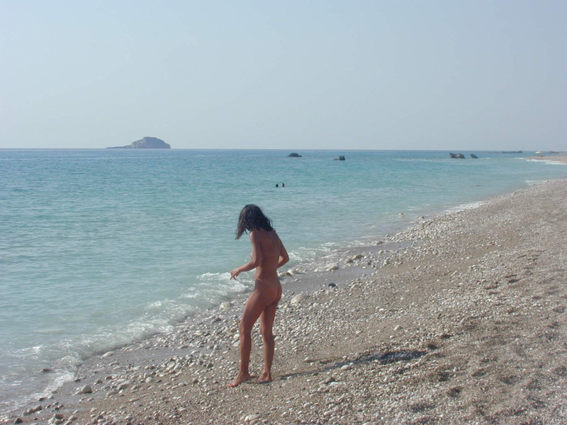 Сексуальна брюнетка голая отдыхает на берегу моря 13 фотография