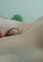 Молоденькая девушка показывает дырочки лежа на постели 11 фото