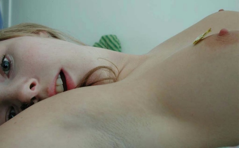 Молоденькая девушка показывает дырочки лежа на постели 11 фотография