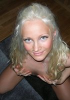 Красивая блонда лежит на ложе в серых трусах 3 фото