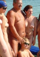 Компания нудисток обнимается с голым мужиком на пляже 14 фото