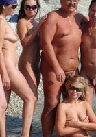 Компания нудисток обнимается с голым мужиком на пляже 15 фото