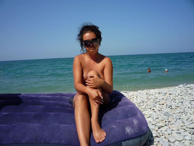 Компания нудисток обнимается с голым мужиком на пляже 4 фотография