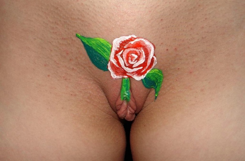 Голая художница нарисовала розу на лобке 10 фотография