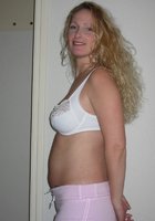 Беременная жена прикрывает сиськи рукой вечером 5 фотография