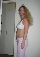 Беременная жена прикрывает сиськи рукой вечером 4 фотография