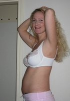 Беременная жена прикрывает сиськи рукой вечером 6 фотография