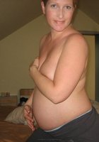 Беременная жена прикрывает сиськи рукой вечером 26 фото