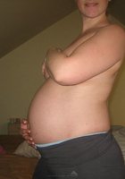 Беременная жена прикрывает сиськи рукой вечером 25 фото