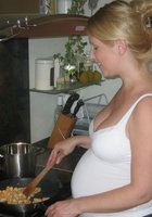 Беременная жена прикрывает сиськи рукой вечером 14 фотография