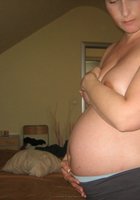 Беременная жена прикрывает сиськи рукой вечером 23 фотография