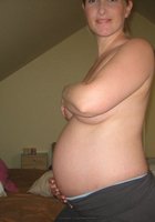 Беременная жена прикрывает сиськи рукой вечером 24 фото