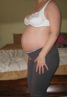 Беременная жена прикрывает сиськи рукой вечером 15 фотография