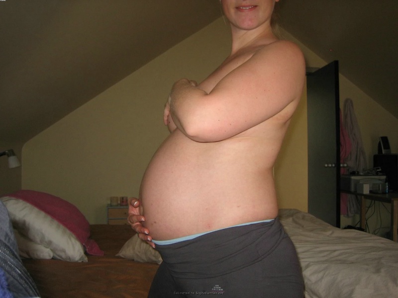 Беременная жена прикрывает сиськи рукой вечером 25 фотография