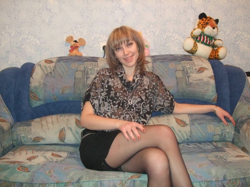 Тридцатитрехлетняя пошлячка позирует на диване в красном лифоне 4 фотография