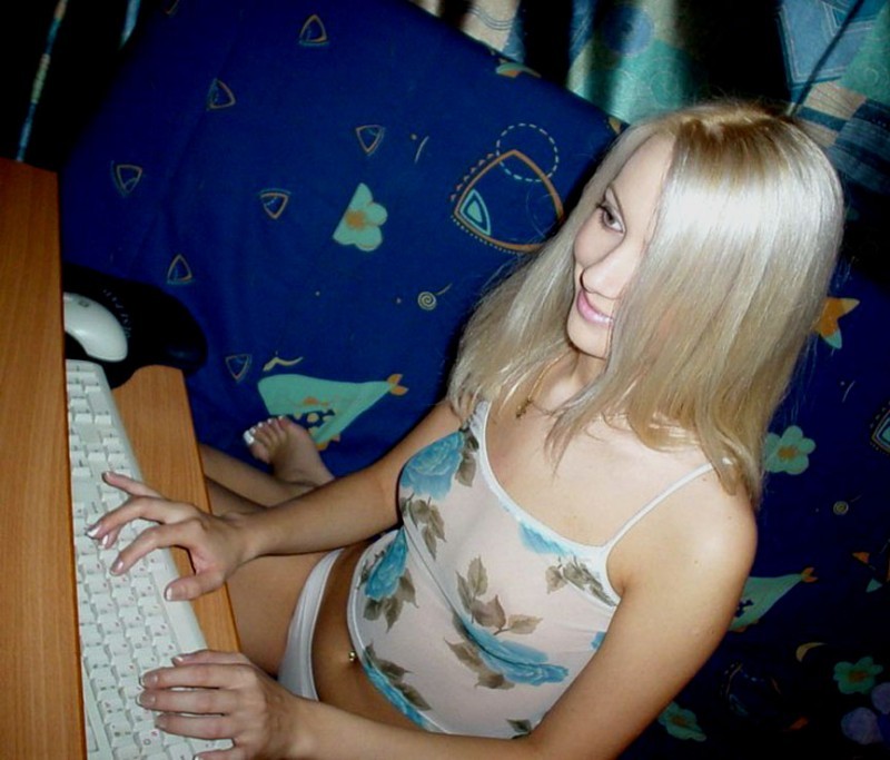 Шаловливая блондинка показала торчащие соски перед компьютером 1 фотография