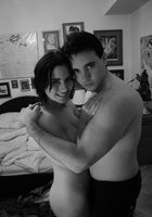Парень трогает за грудь голую молодуху в спальне 3 фото