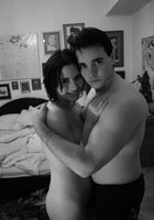 Парень трогает за грудь голую молодуху в спальне 4 фотография